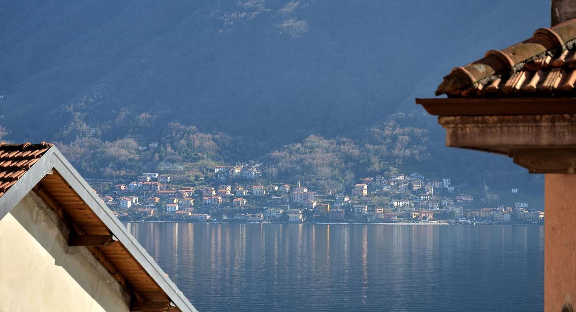 The Romantic Village House - Apartments With Lake View Colonno Экстерьер фото